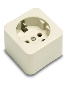 Base 2301 ttl superf.porc.55x55 16a-250v de famatel caja de 20